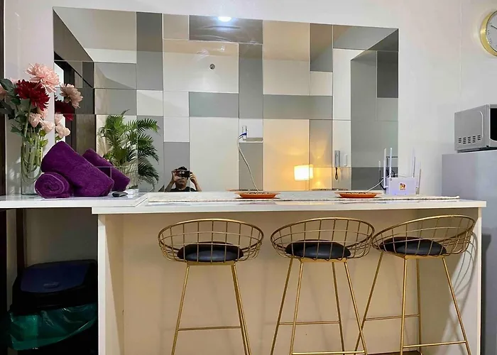 Lady Diana Mirror Mirror Penthouse Makati Gym Swim Park Apartamento Manila